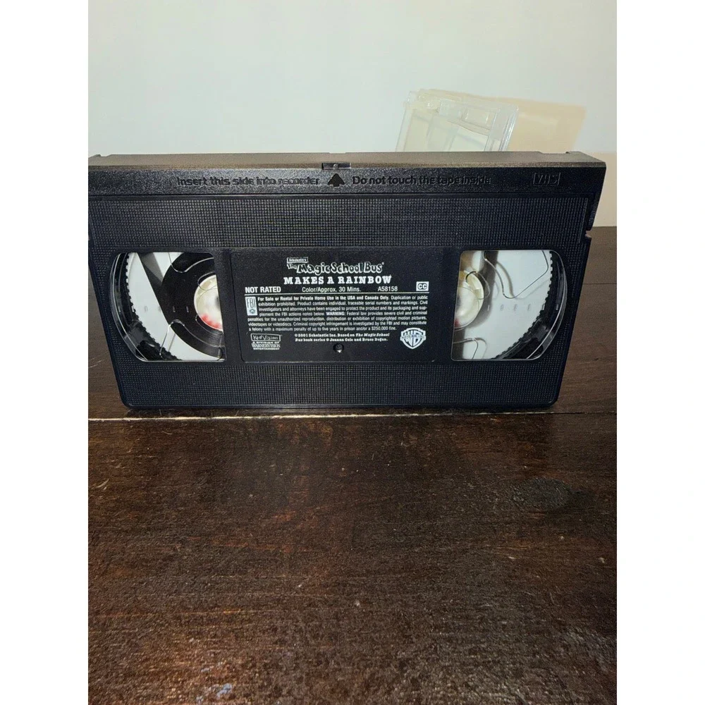 The Magic School Bus Makes A Rainbow VHS Video Tape‎ Scholastic Kids Educational
